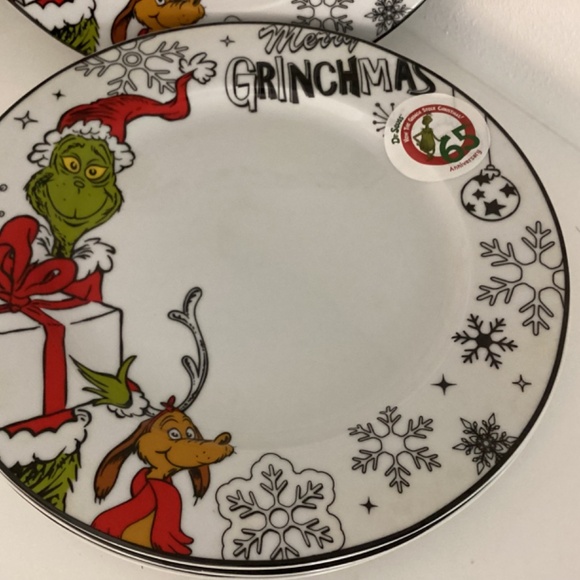 Set of 4 Grinch and Max Christmas dinner plates NEW - Picture 3 of 5